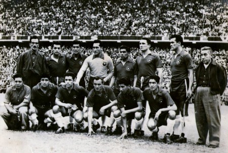 Selección de Chile vs. Perú en Lima. Base del equipo era Naval (Torres, Olivares, Leal, Guerra, Aedo, J. Saavedra, Pillado, Gonzalez y A. Silva)